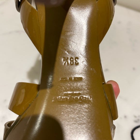 These are timeless and very comfortable Saint Laurent heels. Perfect condition. - Picture 5 of 5